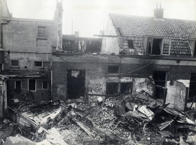 97564 Afbeelding van de ravage achter het uitgebrande huis Goedestraat 61 te Utrecht dat is getroffen door brokstukken ...